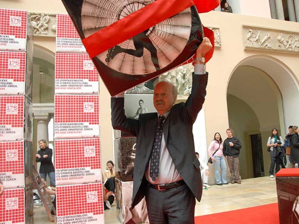 Alea 08: Rektor Weder stemmt das Geschenk des ASVZ: ein Fotowrfel