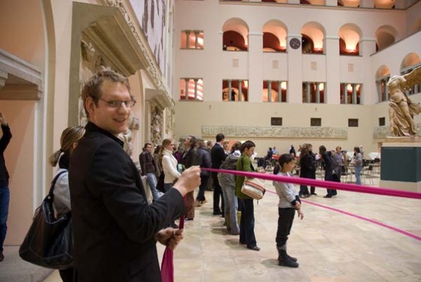 Z(w)eitwissen: Projektmitglied Andi Gredig hlt das rote Band, welches den Weg in die Ausstellung weist