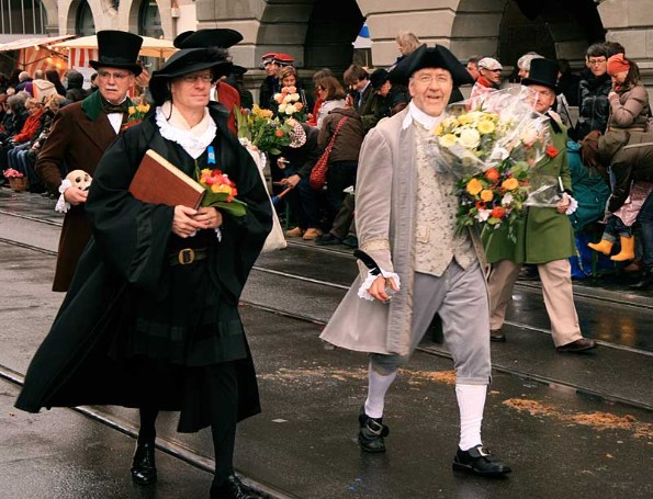 Sechseläuten (v.l.): Dekan Walter Bär (als Johann Lukas Schönlein, 1. Dekan der Mediz. Fakultät), Dekan Samuel Vollenweider (als Zürcher Reformator Heinrich Bullinger), Dekan Reinhard Fatke (als Historiker und Philologe Johann Jakob Bodmer) und Dekan Tobias Jaag (als Jurist und Novelpreisträger Theodor Mommsen).