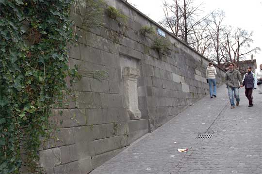 Mauer Grabstein