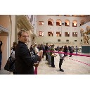 Z(w)eitwissen: Projektmitglied Andi Gredig hält das rote Band, welches den Weg in die Ausstellung weist