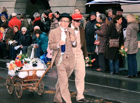 Sechseluten (v.l.): Dekan Daniel Wyler (als Erwin Schrdinger, Physik-Professor und Nobelpreistrger) und StuRa-Prsident Stefan Fischer (als Student von 1830)